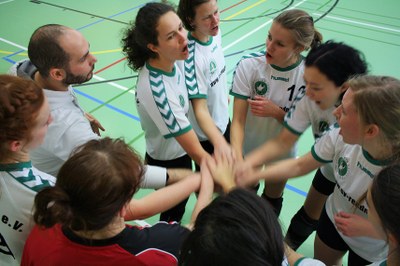 Heimspiel am Sonntag, 28. Januar. Hey Fans, wir brauchen euch: bei unserem zweiten Heimspiel am Sonntag, 28. Januar, in der Halle des Humboldt-Gymnasiums (Stötteritzer Straße)! Zwei Spiele, um 11 Uhr geht´s los - Essen inklusive. Zu Gast: Unsere Dritte und Wurzen.
